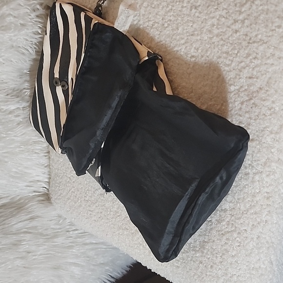 Zebra Striped Faux leather 3 compartment Wallet wristlet - Picture 5 of 12
